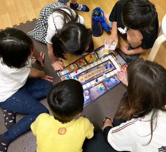 ボードゲームで遊ぶ様子