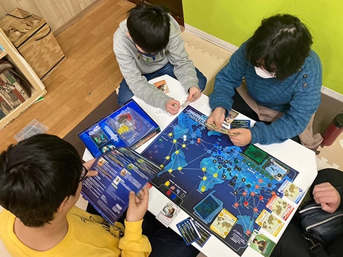 ボードゲームで遊ぶ様子