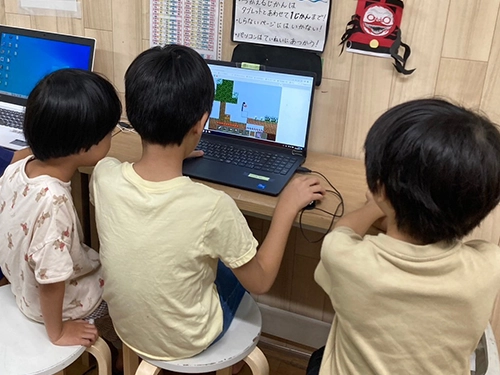 パソコンゲームをする様子